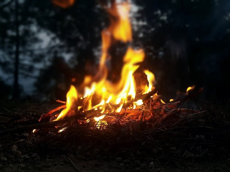 Frauenkraft Feuer Kraft der Natur