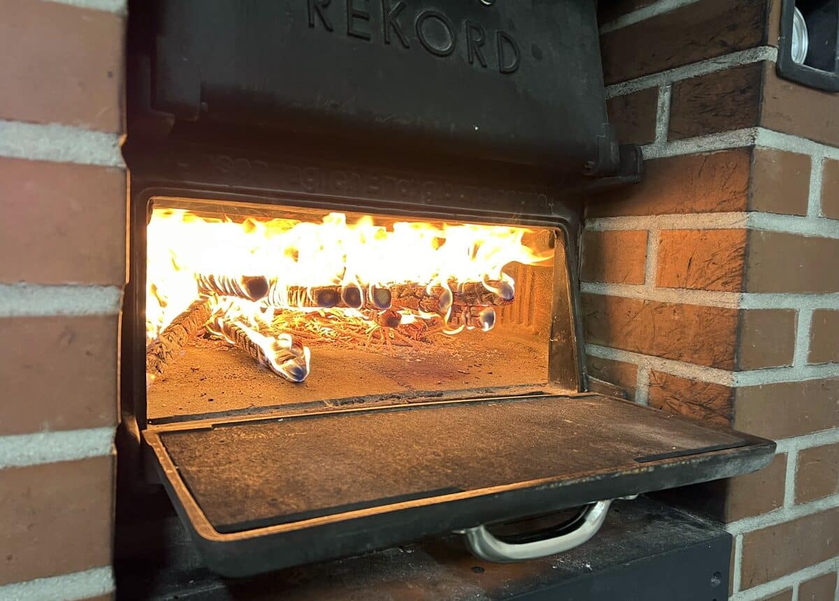 Holzofenbrot Fallerhof im Jostal Feuer im Holzofen